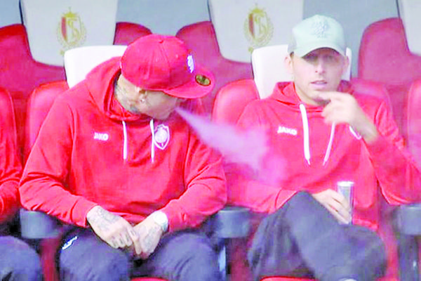 Suspenden a Nainggolan por fumar en la banca