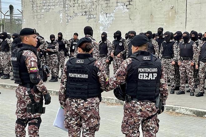 Liberan a agentes retenidos por reos en cárcel ecuatoriana