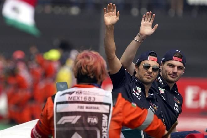 Russell afirma que, sin Checo, Verstappen ganaría menos