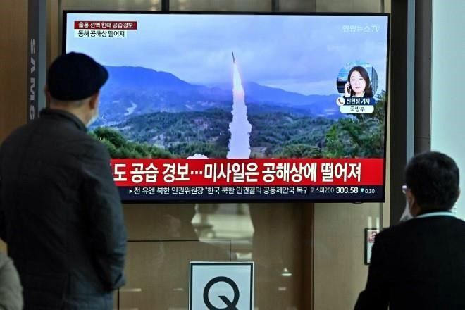 Norcorea dispara 23 misiles; uno cayó cerca de Corea del Sur