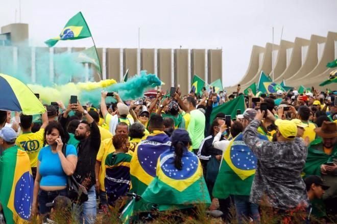 Miles piden al Ejército mantener a Bolsonaro en el poder
