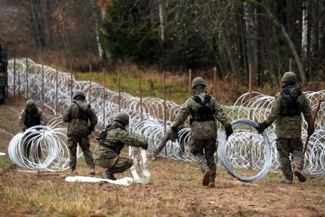 Levanta Polonia ‘muro’ de púas en frontera con enclave ruso