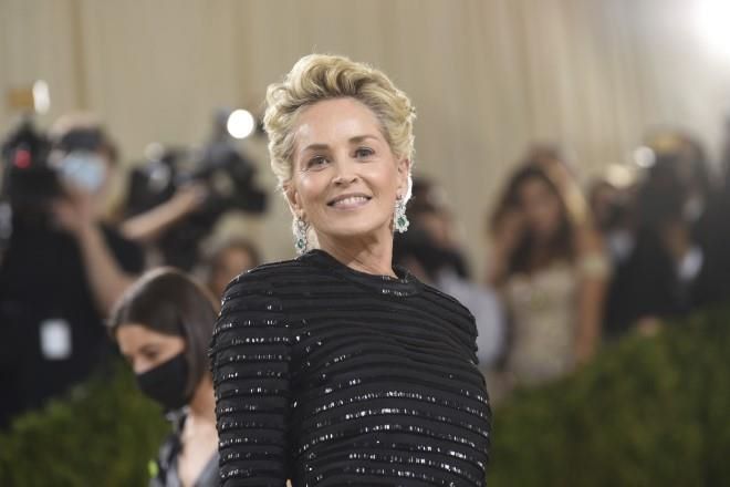Descubre Sharon Stone que tiene tumor tras mal diagnóstico