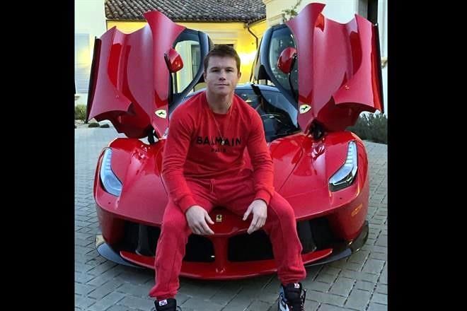 Presume Canelo Álvarez su LaFerrari de 25 millones de pesos