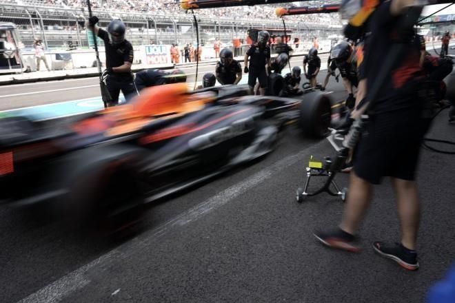 Investigará Red Bull error en parada en pits de Checo