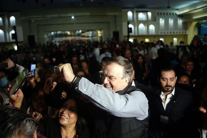 Se reúne Ebrard con mujeres en CDMX; niega campaña