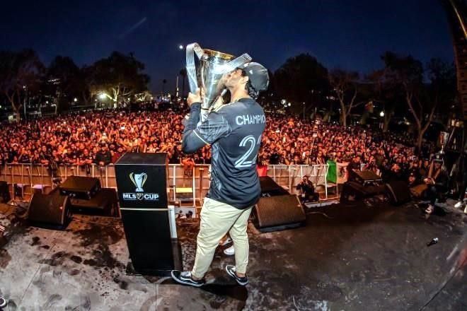 Aquí está el pin… trofeo.- Carlos Vela