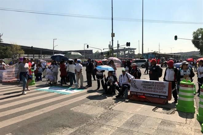 Bloquean Cámara en demanda de recursos para educación