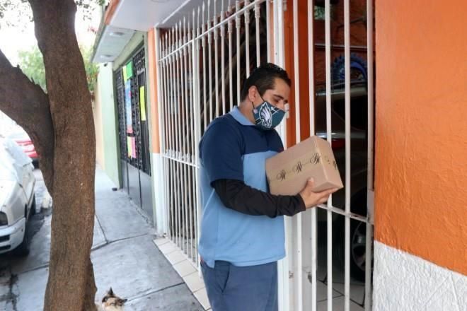 Sufren robo de identidad por paquetes tirados a la basura