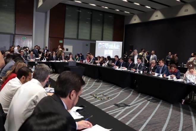Consuman recorte a autónomos; cuidan megaobras