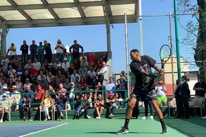 Divierte Kyrgios a niños mexicanos con clínica de tenis
