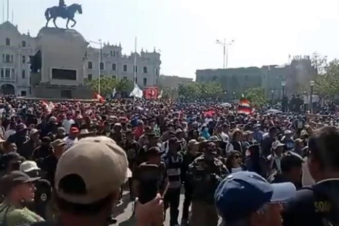 Piden miles de peruanos cerrar Congreso en apoyo a Castillo