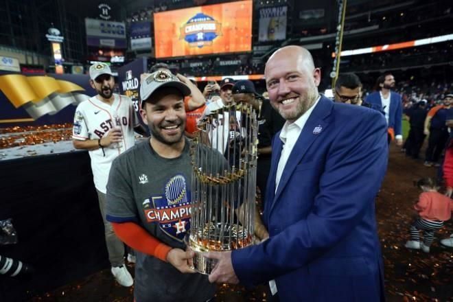 Se va gerente general de Astros tras título