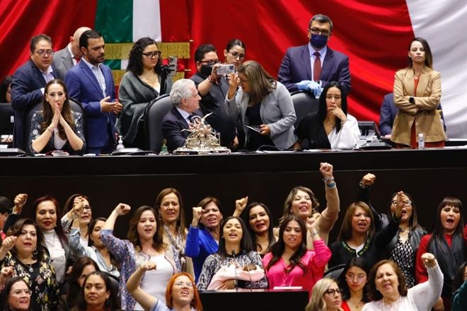 Intenta Morena bajar de tribuna a diputada por su bebé