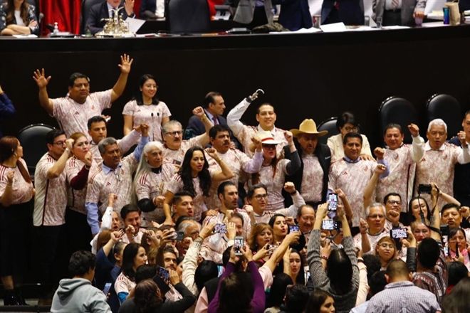 Avalan Presupuesto con recortes; gastan en playeras del Tri