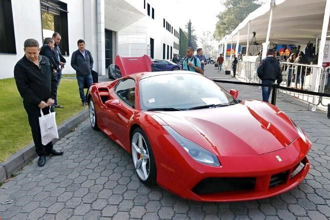 Libran a fiscal por venta de Ferraris
