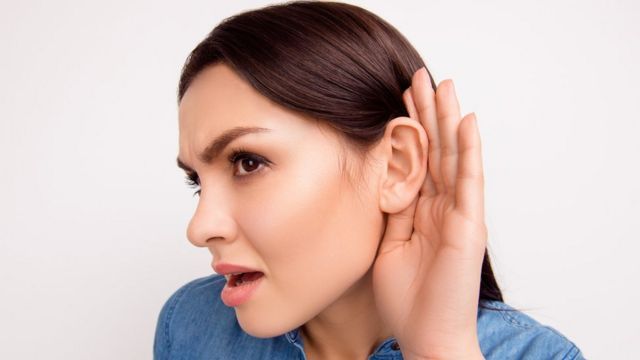 ¿Te cuesta trabajo escuchar a los demás? Puedes tener riesgo de demencia