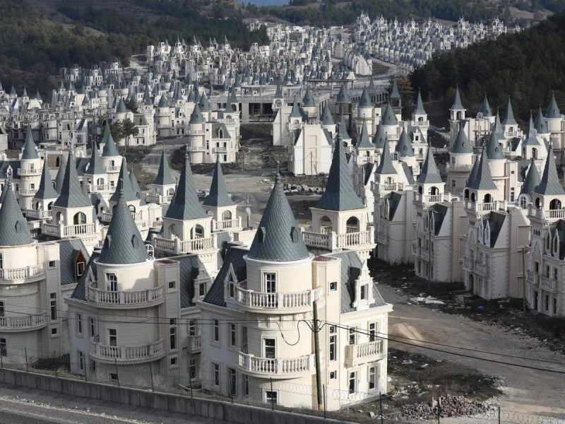 700 castillos abandonados: el pueblo fantasma más lujoso de la historia