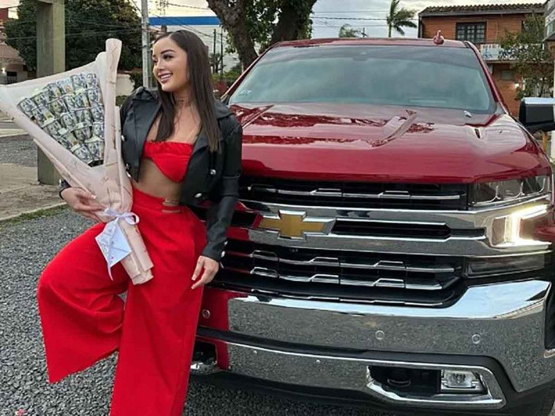 Joven regala camioneta y ramo de dólares a su novia; así lo presume