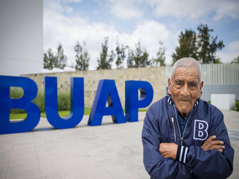 ¡Lo logró! Don Felipe consigue su título como ingeniero a los 84 años
