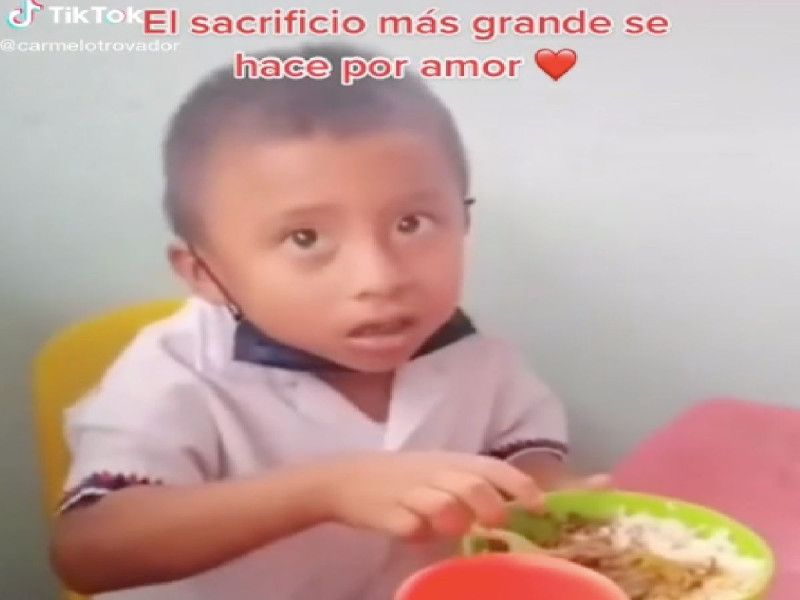 Niño guarda parte de su comida para dársela a mamá y el video se viraliza