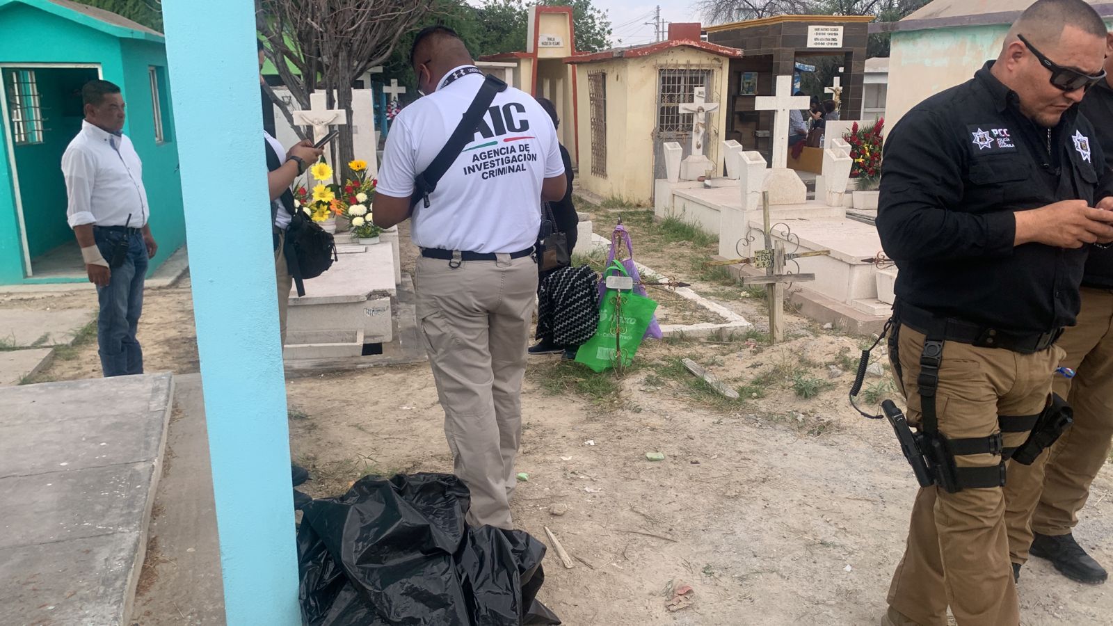 Usan tumba para depositar restos humanos de desconocido en el Panteón Guadalupe.