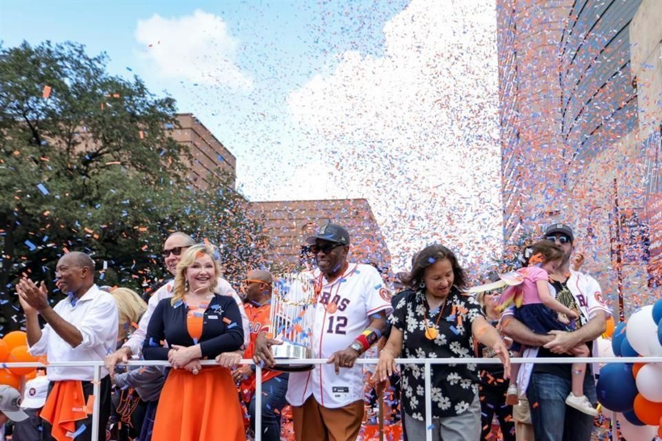 Vitorea afición a sus Astros campeones en desfile