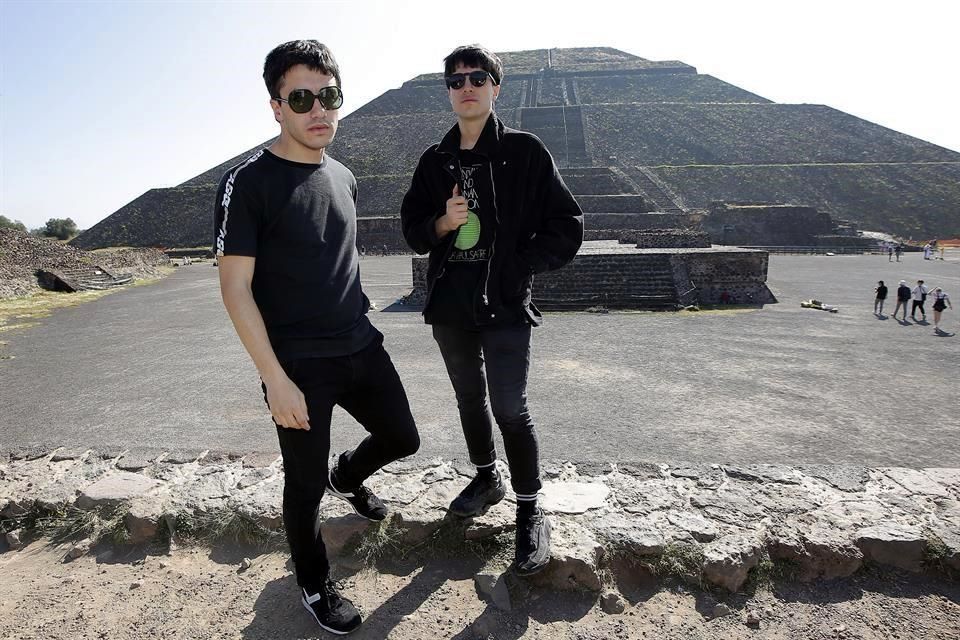 Turistea la dupla musical Peces Raros por Teotihuacán