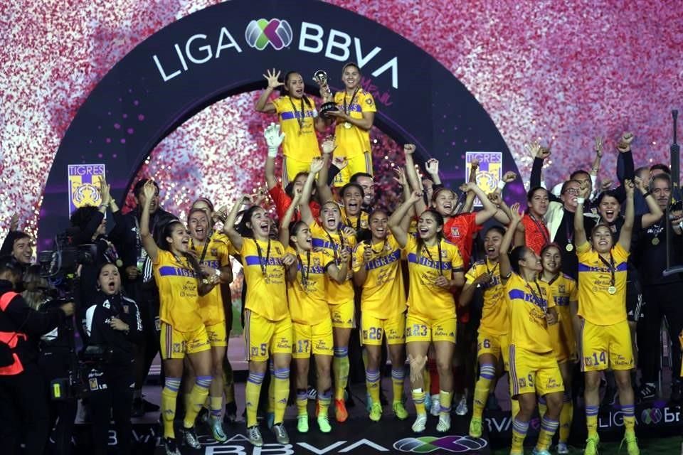 ¡Cinco veces reinas!Alza Tigres Femenil su quinto título