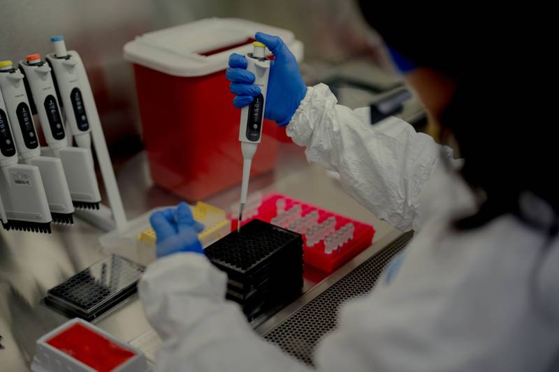 Vacuna bivalente de Pfizer refuerza defensas contra cepas de ómicron