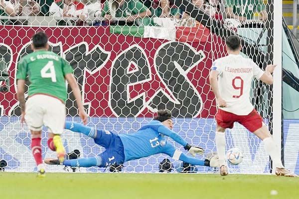 Es Memo Ochoa el héroe y evita derrota de México