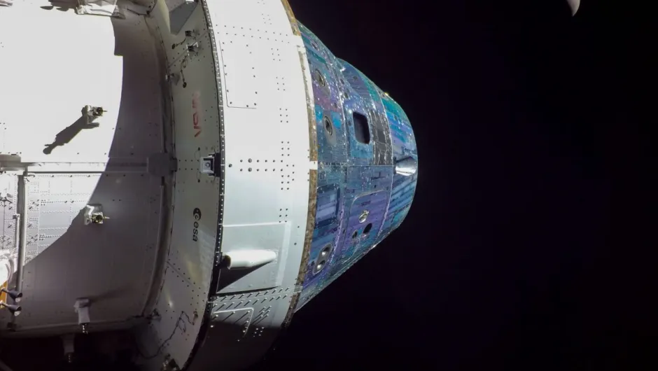 La nave espacial Orion de la NASA se toma una selfi en su viaje más allá del lado oculto de la Luna