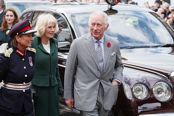 Lanzan huevos al rey Carlos III