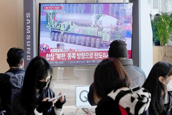 Norcorea prueba un misil con capacidad de alcanzar EU