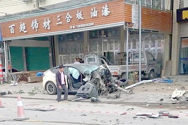 Pierde el control de su Tesla en China y mata a dos personas