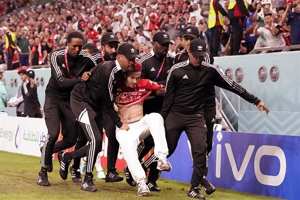 Invade aficionado cancha con bandera de Palestina
