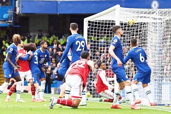Supera Arsenal al Chelsea y recupera el liderato