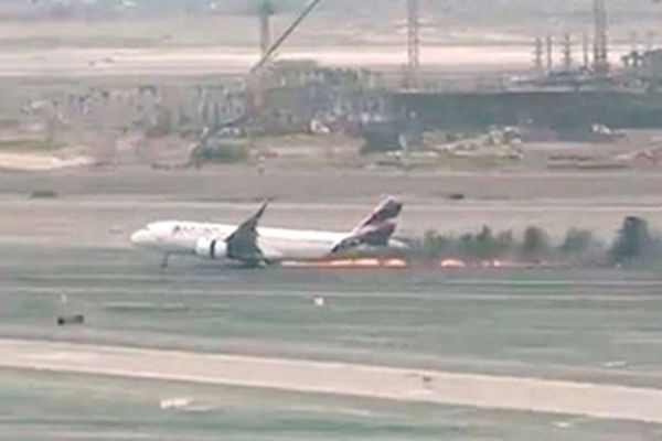Choque entre avión y camión de bomberos deja dos muertos
