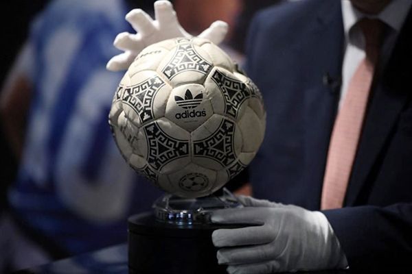Subastan balón con el que Maradona anotó ante Inglaterra