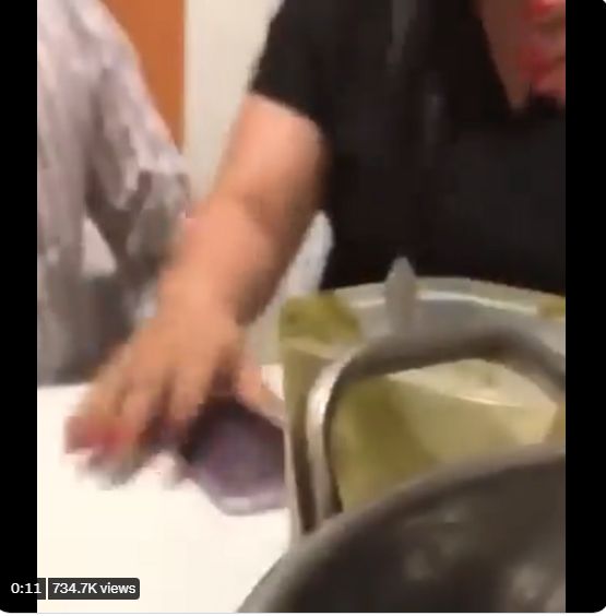 Hombre le niega la contraseña de su celular a su novia y lo paga muy caro