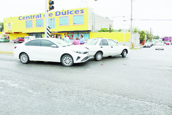 Derrapa y se embarra detrás de automóvil
