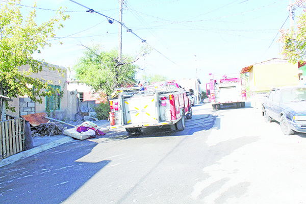 Se quema colchón dentro de vivienda