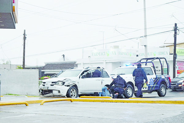 Destroza autos en persecución