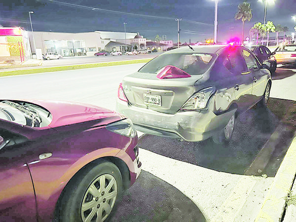 Carros se dan beso en choque