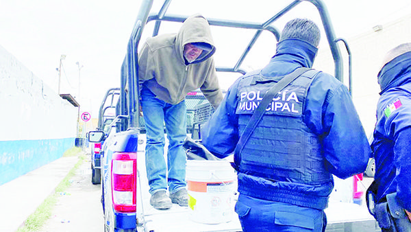 Encierran a dos por pedir dinero
