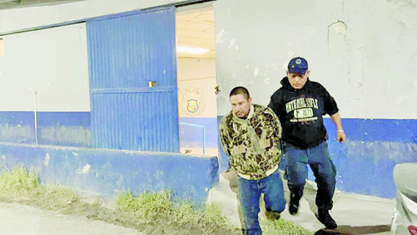 Amaga a ex mujer con pistola en mano