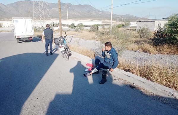 Motociclista se embarra con tráiler