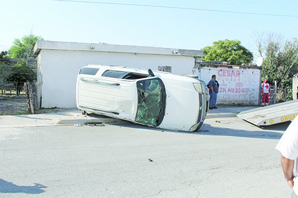 Auto compacto hace volcar a camioneta