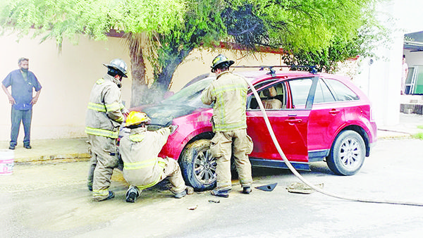 Arde camioneta al sufrir corto circuito