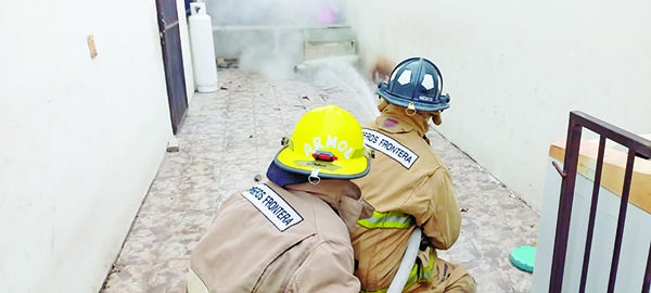 Flamazo en tanque mueve a bomberos